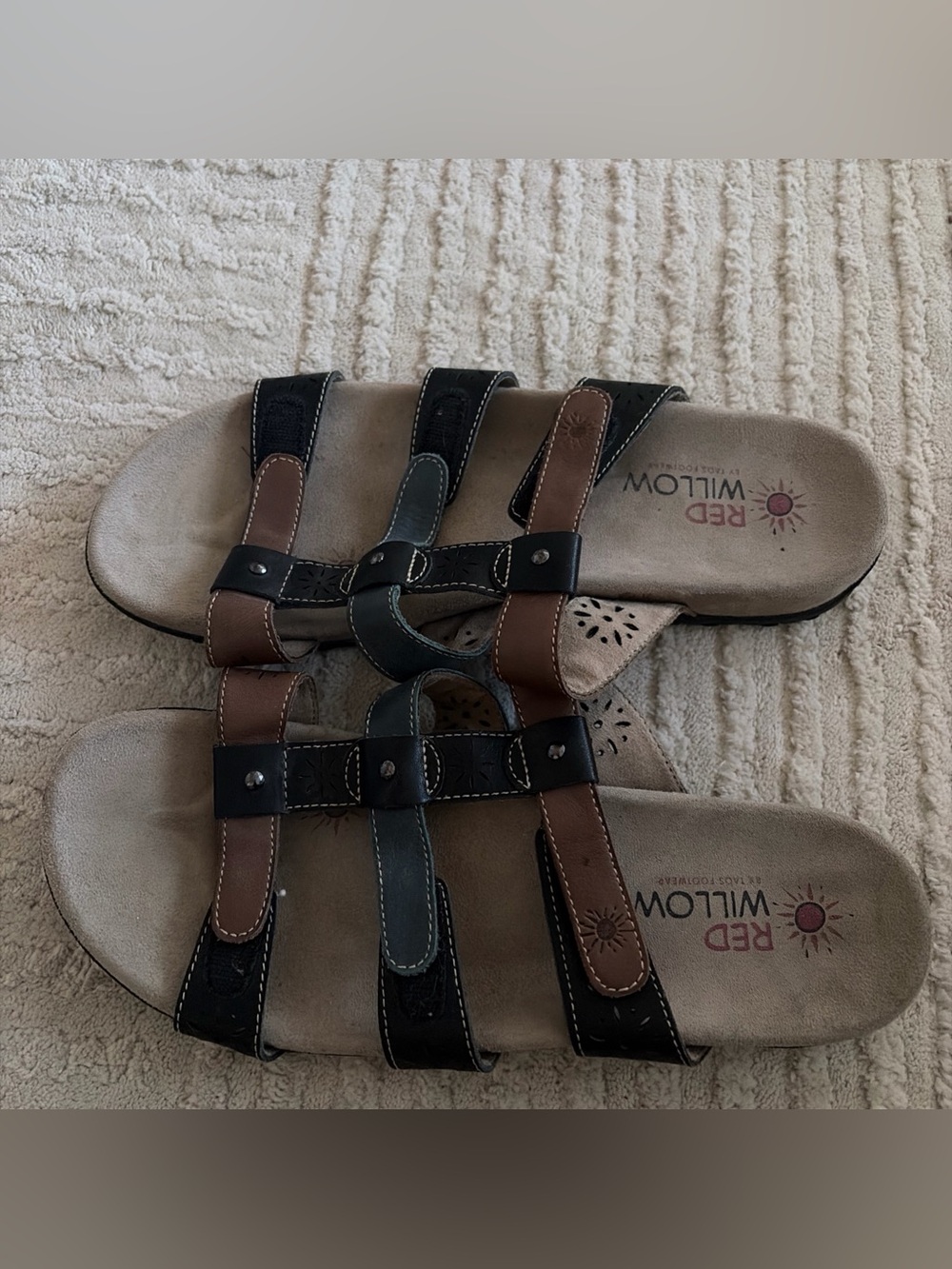 Red Willow by TAOS Black Brown Blue Leather Eyelet KEEPSAKE Sandals 10
